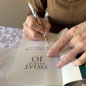 Autor podpisuje książkę