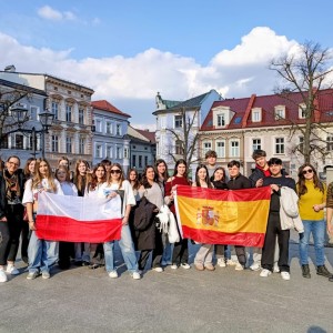 Grupa młodzieży z flagą polski i hiszpanii