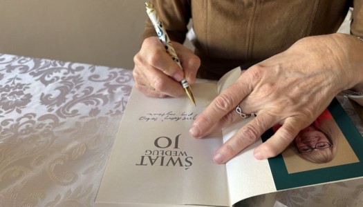 Autor podpisuje książkę