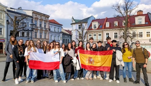 Grupa młodzieży z flagą polski i hiszpanii